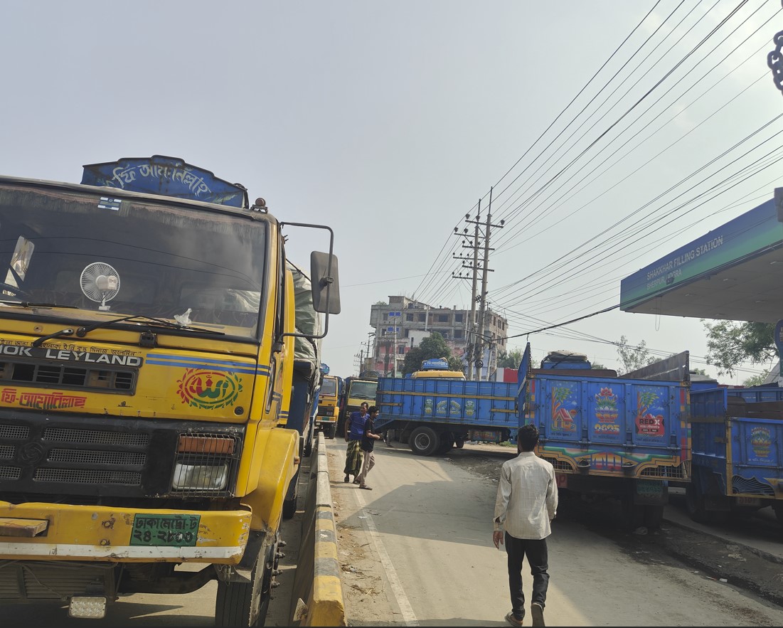 তেলের সংকটে শেরপুরে পাম্পে ১ কিঃমি দীর্ঘ লাইন, খোলাবাজারে লিটারে ৫০ টাকা বেশি