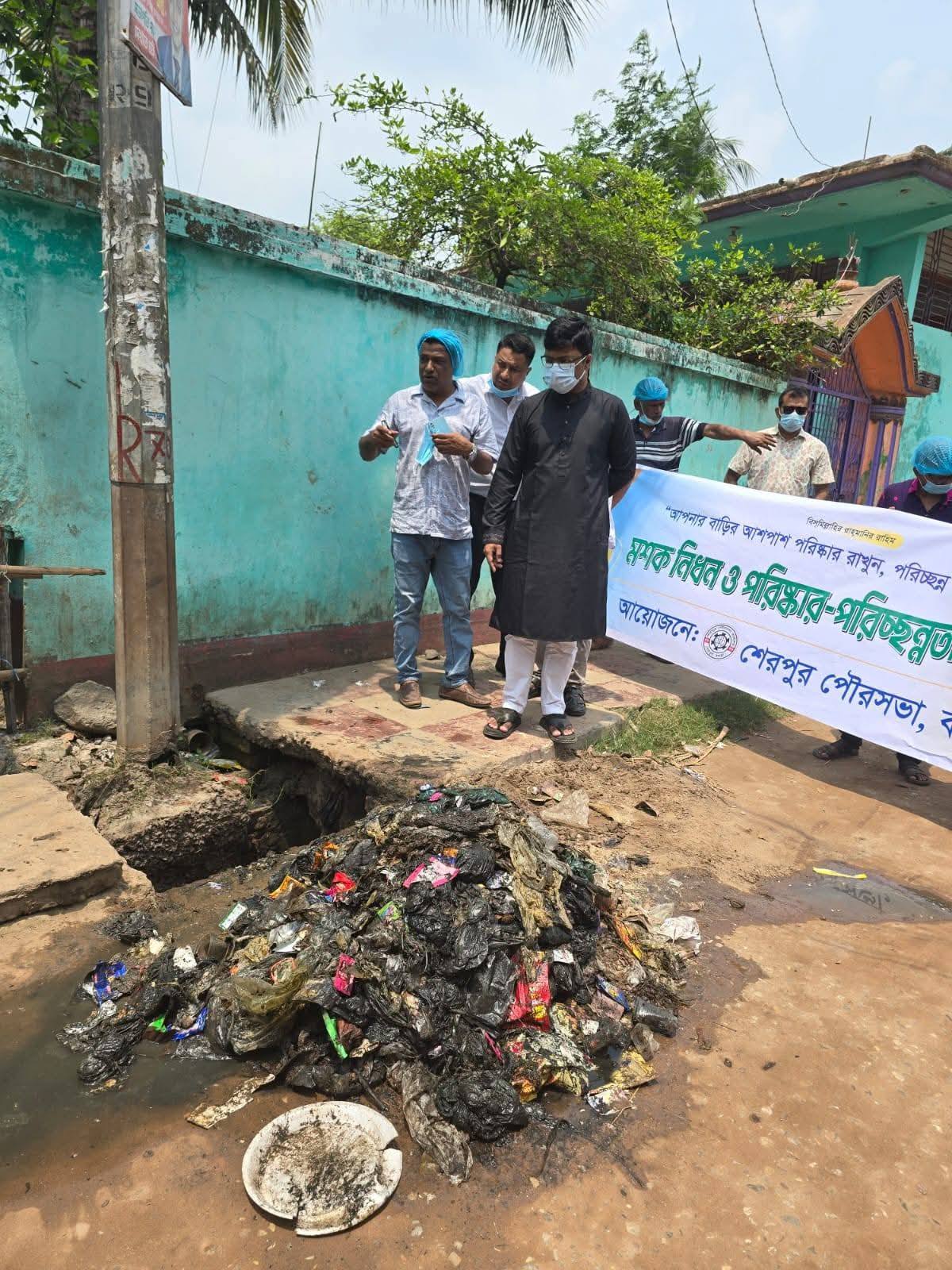 শেরপুর পৌর এলাকায় ড্রেন পরিষ্কার কার্যক্রম শুরু, জলাবদ্ধতা কমানোর উদ্যোগ