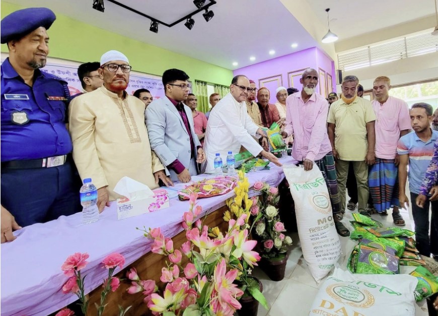 উৎপাদন বাড়াতে শেরপুরের কৃষকদের বিনা মূল্যে বীজ-সার, পেলেন এয়ার ফ্লো মেশিনও