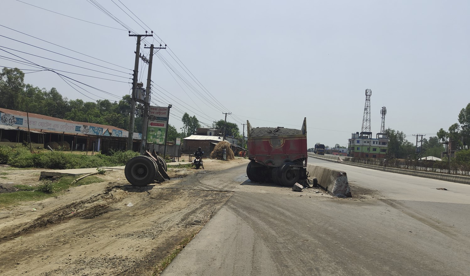 শেরপুরে রোড ডিভাইডারে ট্রাকের সংঘর্ষ, অলৌকিক রক্ষা চালকের