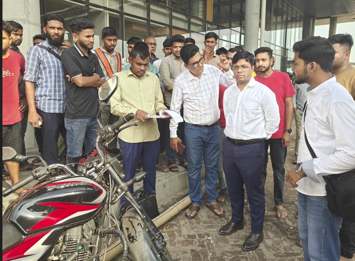শেরপুরে পেট্রোলপাম্পে অভিযান: হেলমেট ও কাগজপত্র না থাকায় জরিমানা