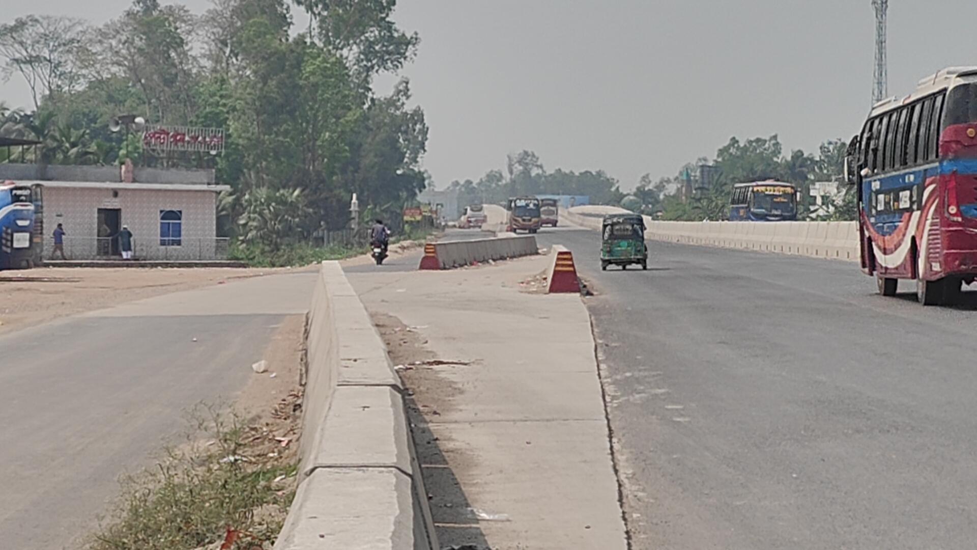ঢাকা-বগুড়া মহাসড়কে ডিভাইডার ও সাইড লেনের ত্রুটিতে প্রাণহানি বাড়ছে