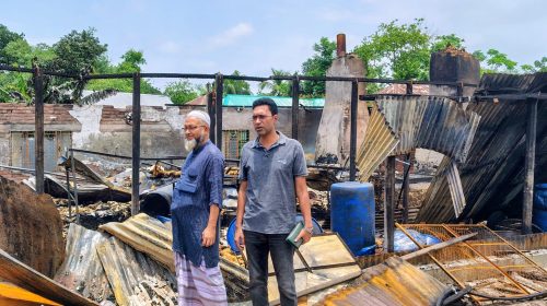 শেরপুরে আগুনে পুড়ল লাচ্ছা সেমাই কারখানা, ক্ষতিগ্রস্তদের পাশে যুবদল আহ্বায়ক মামুন