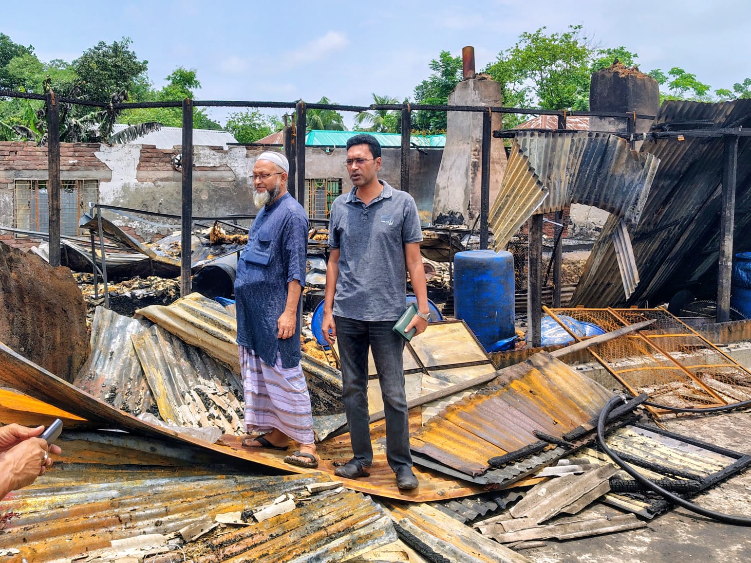 শেরপুরে আগুনে পুড়ল লাচ্ছা সেমাই কারখানা, ক্ষতিগ্রস্তদের পাশে যুবদল আহ্বায়ক মামুন