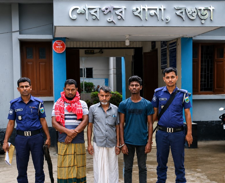 এমপি সিরাজের কঠোর অবস্থানে কেল্লাপোষী মেলায় জুয়ার আসরে অভিযান, গ্রেপ্তার ৫
