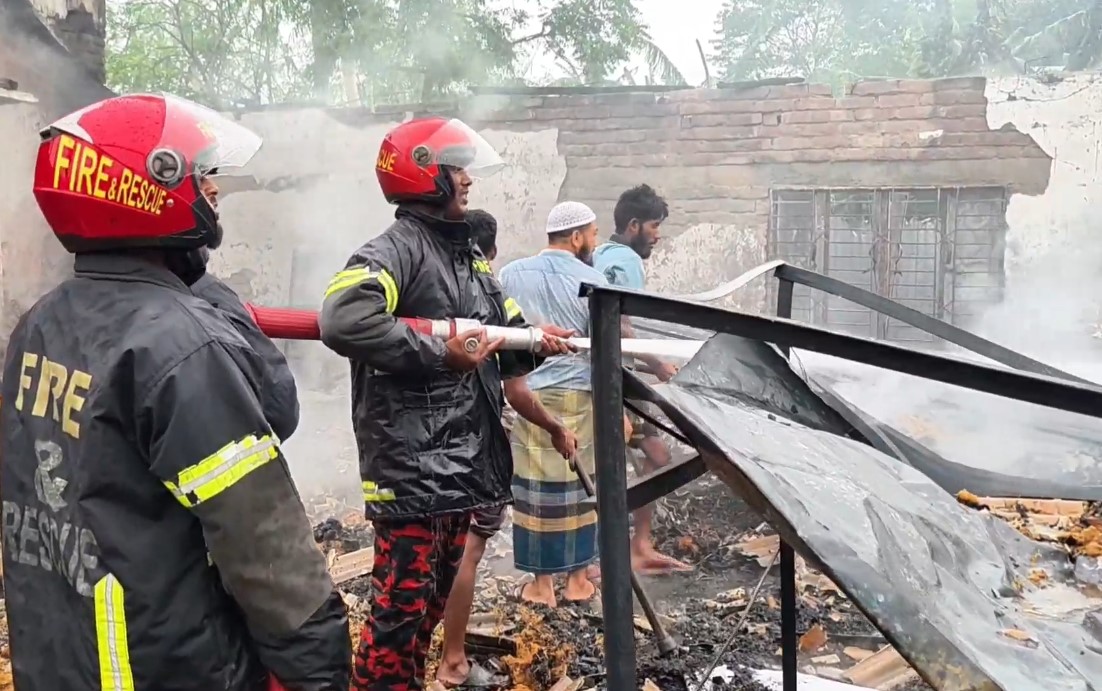 শেরপুরে সেমাই কারখানায় আগুন, ঈদের আগে ক্ষতির মুখে ব্যবসায়ী