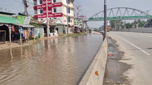 মহাসড়কে হাঁটুপানি, দুর্ভোগে শেরপুরের শিক্ষার্থী ও পথচারীরা