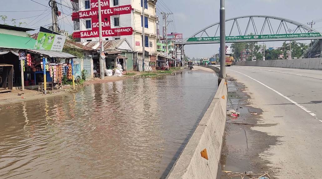 মহাসড়কে হাঁটুপানি, দুর্ভোগে শেরপুরের শিক্ষার্থী ও পথচারীরা