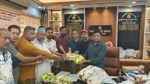 শেরপুরে আন্তঃইউনিয়ন গোল্ডকাপ ফুটবলের প্রস্তুতি ১১ দলের মাঝে বল বিতরণ