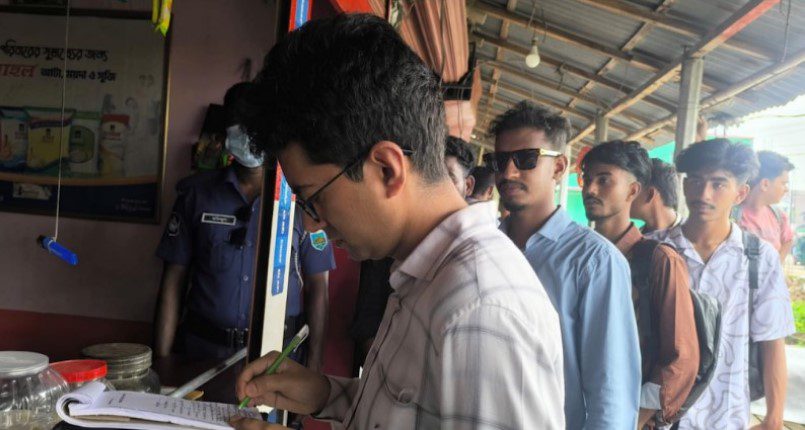 নন্দীগ্রামে বাস কাউন্টারে অভিযান: অতিরিক্ত ভাড়া আদায়ে ৫ হাজার টাকা জরিমানা