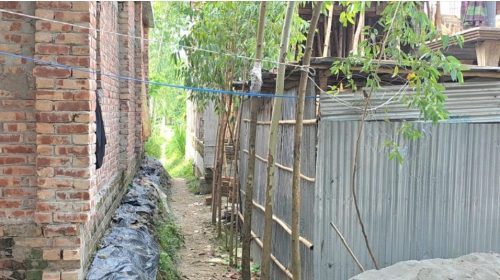 ভ্রাম্যমাণ প্রতিনিধি, বগুড়া: বগুড়ার শেরপুর উপজেলার সুঘাট এলাকায় প্রায় চার দশক ধরে চলাচলের একটি গুরুত্বপূর্ণ রাস্তা অবৈধভাবে বন্ধ করে দেওয়ার অভিযোগ উঠেছে। এ ঘটনায় মঙ্গলবার (৯ জুন) উপজেলা নির্বাহী কর্মকর্তা (ইউএনও) বরাবর লিখিত আবেদন জানিয়েছেন এক বীর মুক্তিযোদ্ধার কন্যা। আবেদনকারী সুঘাট গ্রামের মোছা. মুক্তি খাতুন। তিনি বীর মুক্তিযোদ্ধা মরহুম মতিউর রহমানের মেয়ে। তাঁর অভিযোগ, গ্রামটির প্রায় ৪০ বছরের পুরোনো একটি জনসাধারণের রাস্তা স্থানীয় ব্যক্তি মো. রাসেল রানা নিজ ইচ্ছায় বন্ধ করে দিয়েছেন। ফলে ওই পথ ব্যবহার করে যাতায়াত করা সাধারণ মানুষ, শিক্ষার্থী, কৃষক, ব্যবসায়ী ও বীর মুক্তিযোদ্ধার পরিবারের সদস্যরা চরম দুর্ভোগের মুখে পড়েছেন। আবেদনে আরও উল্লেখ করা হয়, রাস্তা বন্ধের পাশাপাশি রাসেল রানা তাদের পারিবারিক পুকুর জোরপূর্বক দখল করে মাছ চাষ করছেন। পুকুর ও জমিজমার অংশ বুঝিয়ে দিতে বললে তাঁদের প্রাণনাশের হুমকি দেওয়া হয়। এতে পরিবারটি নিরাপত্তাহীনতায় ভুগছে বলে অভিযোগে জানানো হয়। অভিযোগ অস্বীকার করে রাসেল রানা বলেন, “আমি নিজস্ব জমিতে বাড়ি নির্মাণ করছি। বাড়ি তৈরির আগেই আমি তাঁদের রাস্তার বিষয়টি মীমাংসার জন্য বলেছিলাম। নতুন রাস্তা নির্মাণে চাইলে আমরা পূর্ণ সহযোগিতা করতে প্রস্তুত।” শেরপুর উপজেলা নির্বাহী কর্মকর্তা (ইউএনও) সাইদুজ্জামান হিমু জানান, “লিখিত অভিযোগটি আমার কাছে এসেছে। অভিযোগে উল্লিখিত বিষয়গুলো তদন্ত করে প্রয়োজনীয় ব্যবস্থা নেওয়া হবে।”