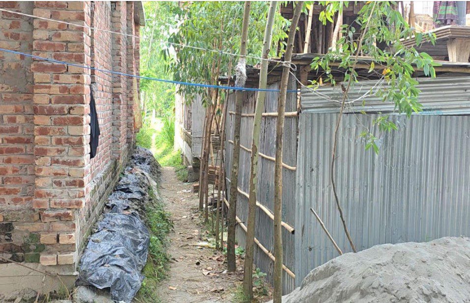 ভ্রাম্যমাণ প্রতিনিধি, বগুড়া: বগুড়ার শেরপুর উপজেলার সুঘাট এলাকায় প্রায় চার দশক ধরে চলাচলের একটি গুরুত্বপূর্ণ রাস্তা অবৈধভাবে বন্ধ করে দেওয়ার অভিযোগ উঠেছে। এ ঘটনায় মঙ্গলবার (৯ জুন) উপজেলা নির্বাহী কর্মকর্তা (ইউএনও) বরাবর লিখিত আবেদন জানিয়েছেন এক বীর মুক্তিযোদ্ধার কন্যা। আবেদনকারী সুঘাট গ্রামের মোছা. মুক্তি খাতুন। তিনি বীর মুক্তিযোদ্ধা মরহুম মতিউর রহমানের মেয়ে। তাঁর অভিযোগ, গ্রামটির প্রায় ৪০ বছরের পুরোনো একটি জনসাধারণের রাস্তা স্থানীয় ব্যক্তি মো. রাসেল রানা নিজ ইচ্ছায় বন্ধ করে দিয়েছেন। ফলে ওই পথ ব্যবহার করে যাতায়াত করা সাধারণ মানুষ, শিক্ষার্থী, কৃষক, ব্যবসায়ী ও বীর মুক্তিযোদ্ধার পরিবারের সদস্যরা চরম দুর্ভোগের মুখে পড়েছেন। আবেদনে আরও উল্লেখ করা হয়, রাস্তা বন্ধের পাশাপাশি রাসেল রানা তাদের পারিবারিক পুকুর জোরপূর্বক দখল করে মাছ চাষ করছেন। পুকুর ও জমিজমার অংশ বুঝিয়ে দিতে বললে তাঁদের প্রাণনাশের হুমকি দেওয়া হয়। এতে পরিবারটি নিরাপত্তাহীনতায় ভুগছে বলে অভিযোগে জানানো হয়। অভিযোগ অস্বীকার করে রাসেল রানা বলেন, “আমি নিজস্ব জমিতে বাড়ি নির্মাণ করছি। বাড়ি তৈরির আগেই আমি তাঁদের রাস্তার বিষয়টি মীমাংসার জন্য বলেছিলাম। নতুন রাস্তা নির্মাণে চাইলে আমরা পূর্ণ সহযোগিতা করতে প্রস্তুত।” শেরপুর উপজেলা নির্বাহী কর্মকর্তা (ইউএনও) সাইদুজ্জামান হিমু জানান, “লিখিত অভিযোগটি আমার কাছে এসেছে। অভিযোগে উল্লিখিত বিষয়গুলো তদন্ত করে প্রয়োজনীয় ব্যবস্থা নেওয়া হবে।”