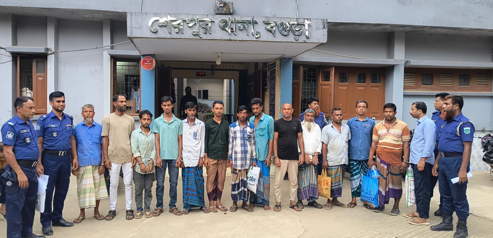 শেরপুরে পুলিশের বিশেষ অভিযানে ১৮ জন গ্রেপ্তার