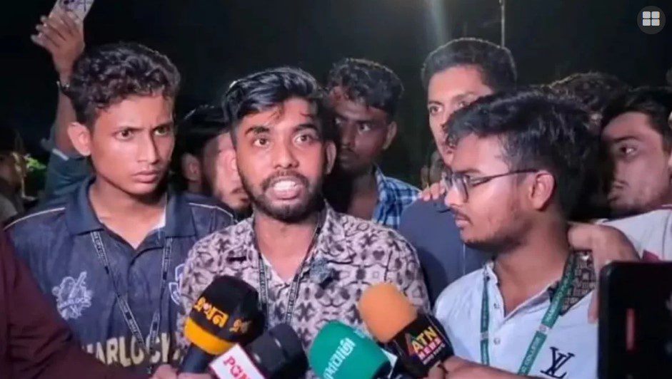 পরীক্ষা পুনর্গ্রহণের ঘোষণার পর আন্দোলন স্থগিত, শিক্ষামন্ত্রীর পদত্যাগের দাবিতে অনড় এইচএসসি পরীক্ষার্থীরা