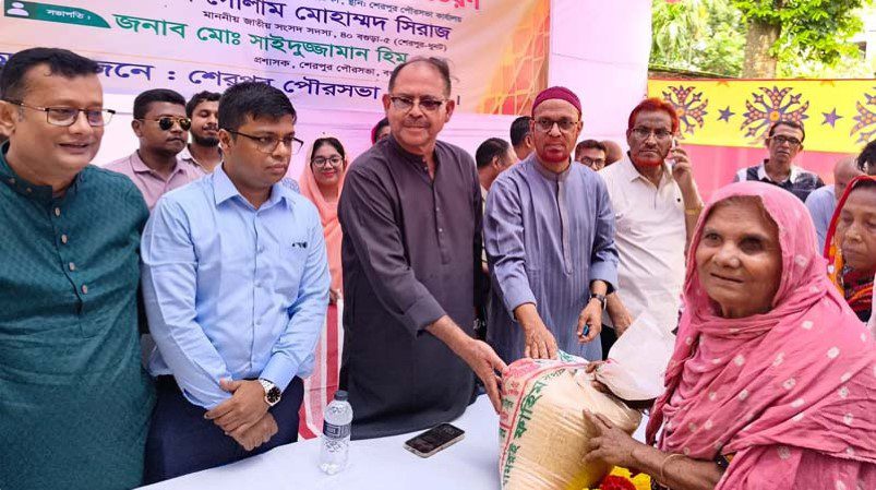 শেরপুরে ৫০০ পরিবার পেল মানবিক সহায়তার চাল—পৌরসভায় ৩৩৩ ও মির্জাপুরে ১৬৭ জন সুবিধাভোগী