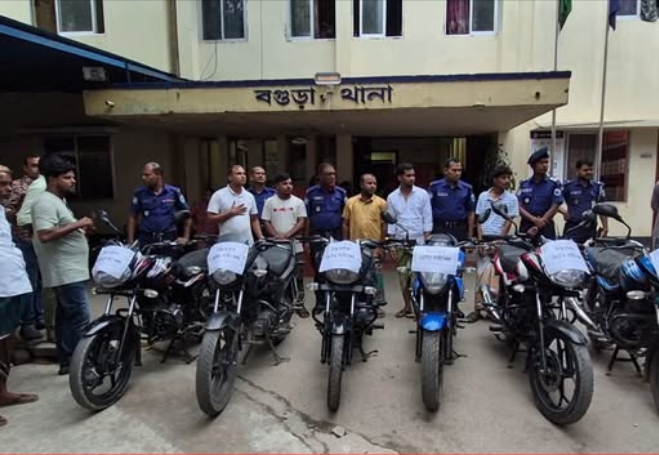 বগুড়ায় চোরাই মোটরসাইকেলের নেটওয়ার্ক ভেঙেছে পুলিশ, উদ্ধার ৬টি বাইক
