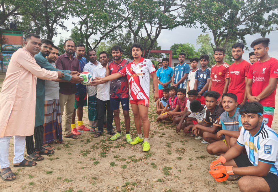 মাদককে না, ক্রীড়াকে হ্যাঁ— শেরপুরে তরুণদের মাঝে ক্রীড়াসামগ্রী বিতরণ