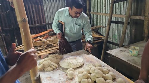 বগুড়ায় অস্বাস্থ্যকর পরিবেশে ফুচকা উৎপাদন, কারখানার মালিকের এক বছরের কারাদণ্ড