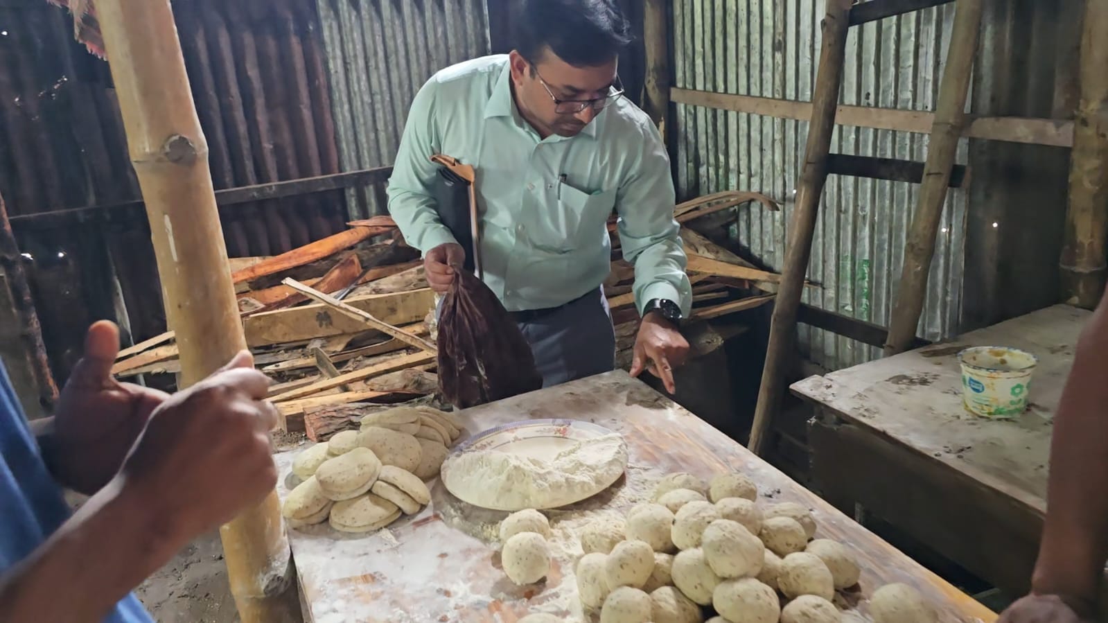 বগুড়ায় অস্বাস্থ্যকর পরিবেশে ফুচকা উৎপাদন, কারখানার মালিকের এক বছরের কারাদণ্ড
