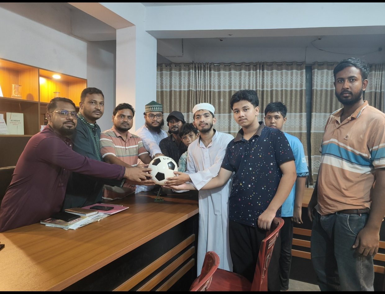 কিশোরদের মাদক-গেমের আসক্তি ঠেকাতে, ‘এসো গড়ি নতুন দেশ’-এর ফুটবল বিতরণ
