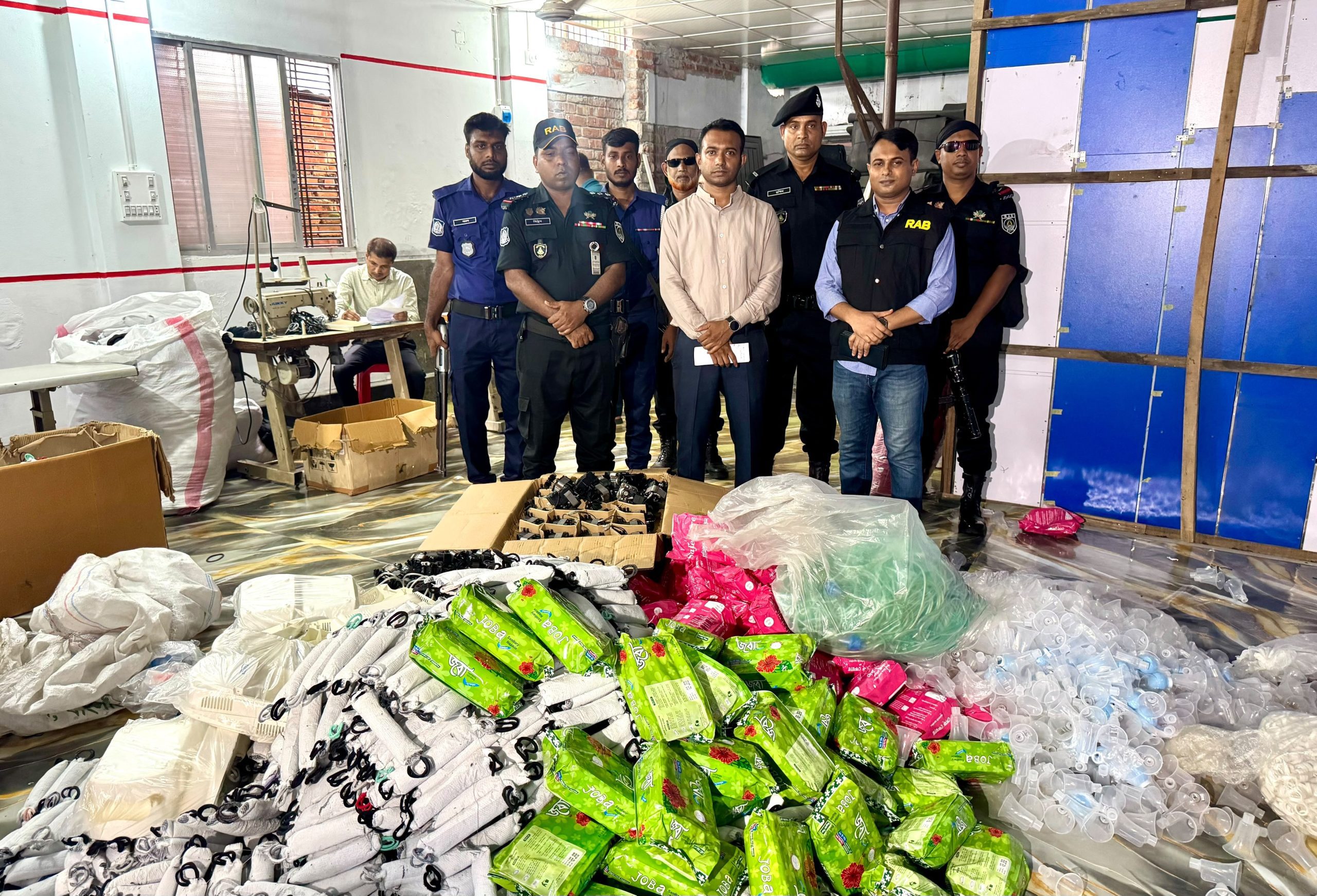 শুধু ন্যাপকিন নয়, নকল মেডিকেল সরঞ্জামও বানাচ্ছিল বগুড়ার কারখানাটি, ২ লাখ জরিমানা