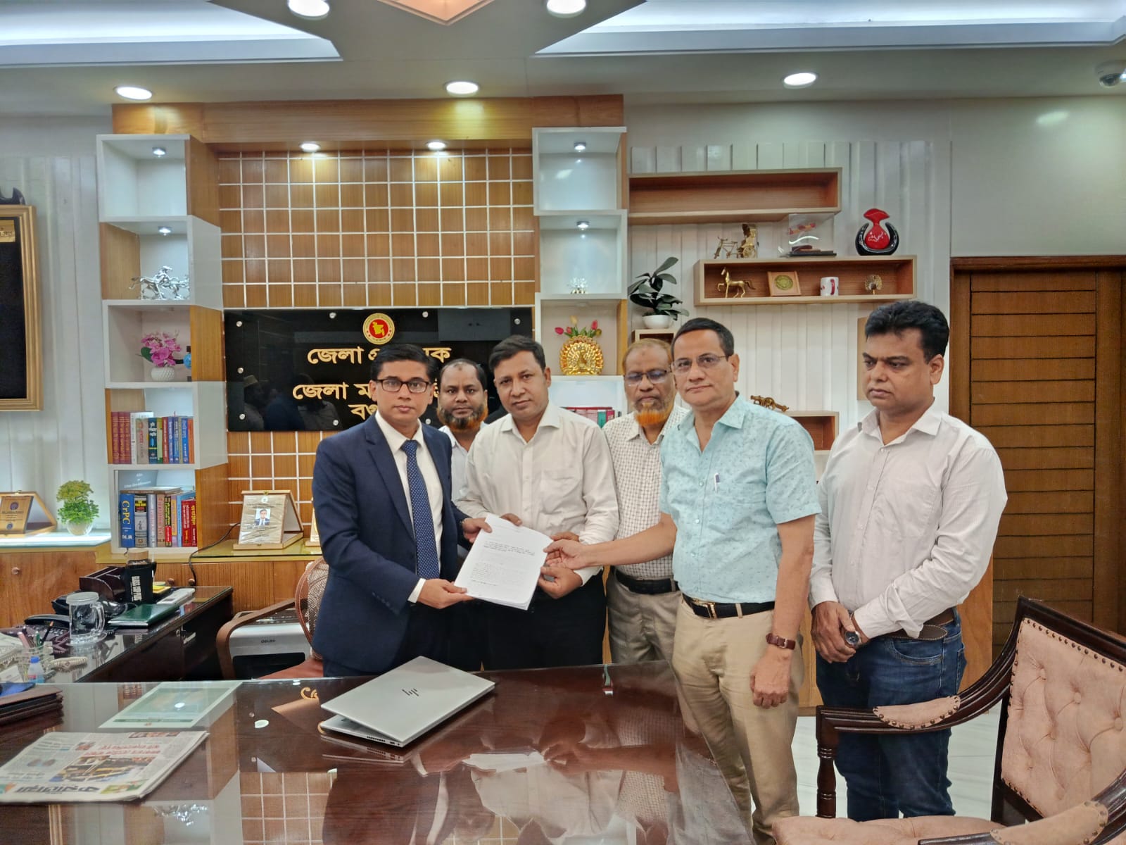বগুড়ায় মাঠ প্রশাসনের প্রশাসনিক কর্মকর্তাদের পদোন্নতির দাবিতে স্মারকলিপি