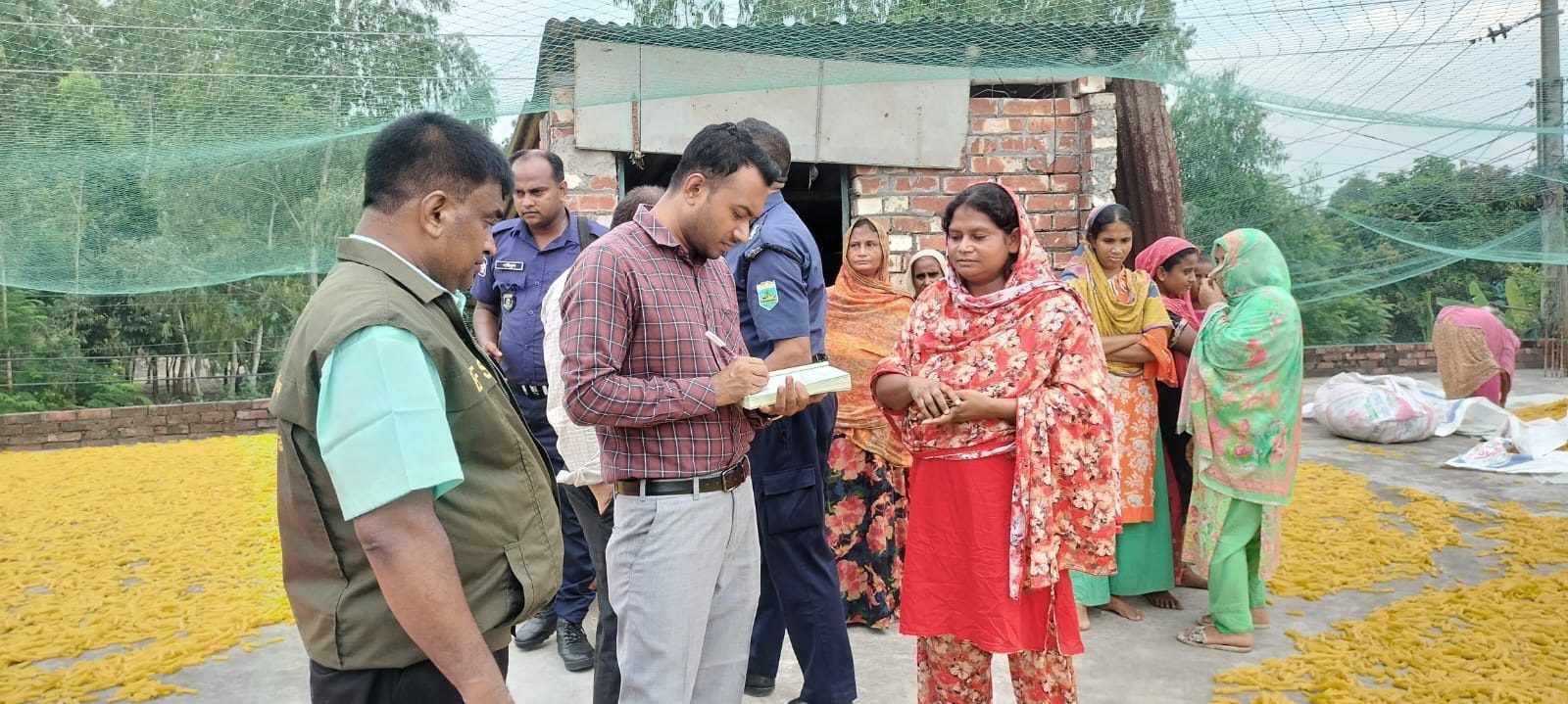 অস্বাস্থ্যকর পরিবেশে চিপস তৈরি, বগুড়ায় কারখানাকে ২০ হাজার টাকা জরিমানা