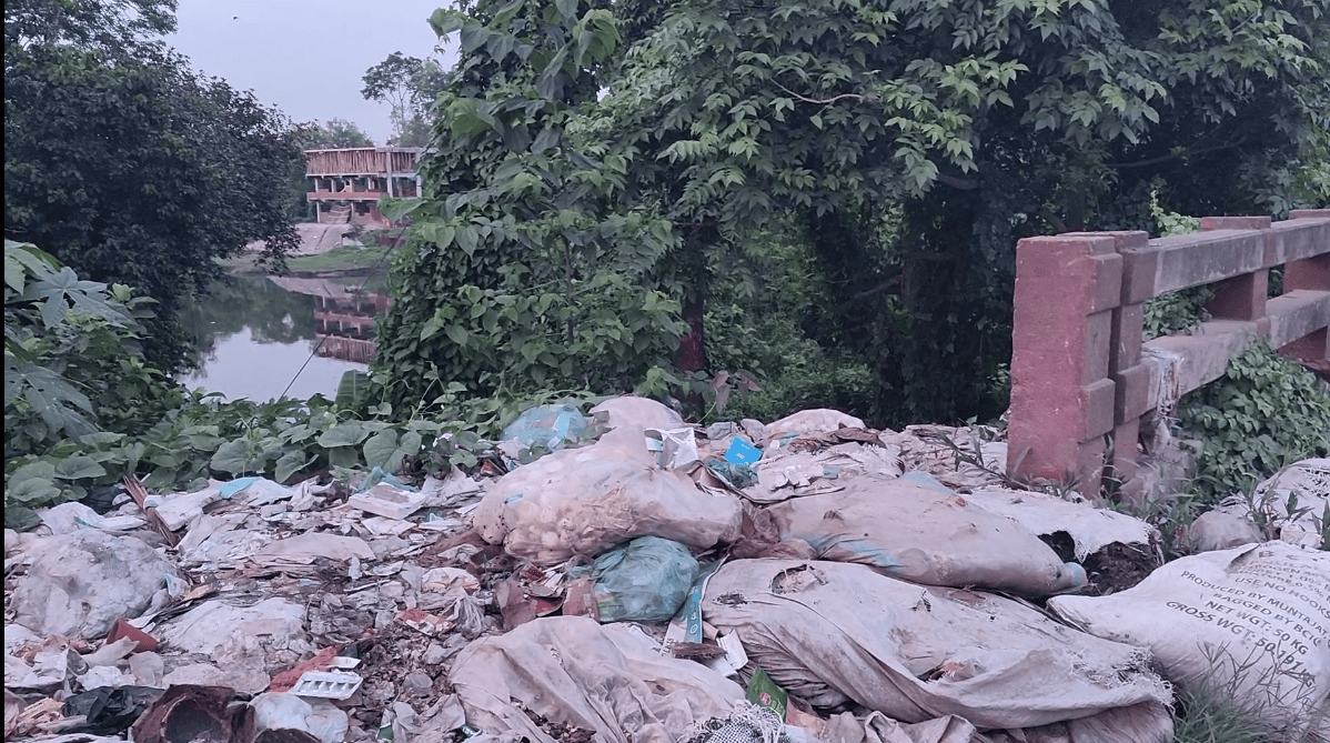 শেরপুর পৌরসভার বর্জ্য যাচ্ছে পৌর কার্যালয়ে, ধূপ জ্বালিয়েও কাটছে না দুর্গন্ধ