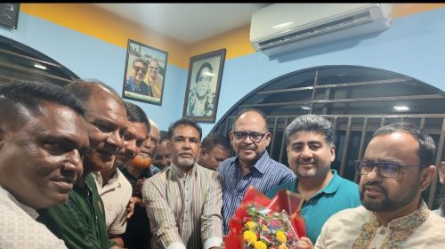 শেরপুর টাউন কলোনী এ জে উচ্চবিদ্যালয়ের সভাপতি আলম, এমপি সিরাজকে ফুলেল শুভেচ্ছা