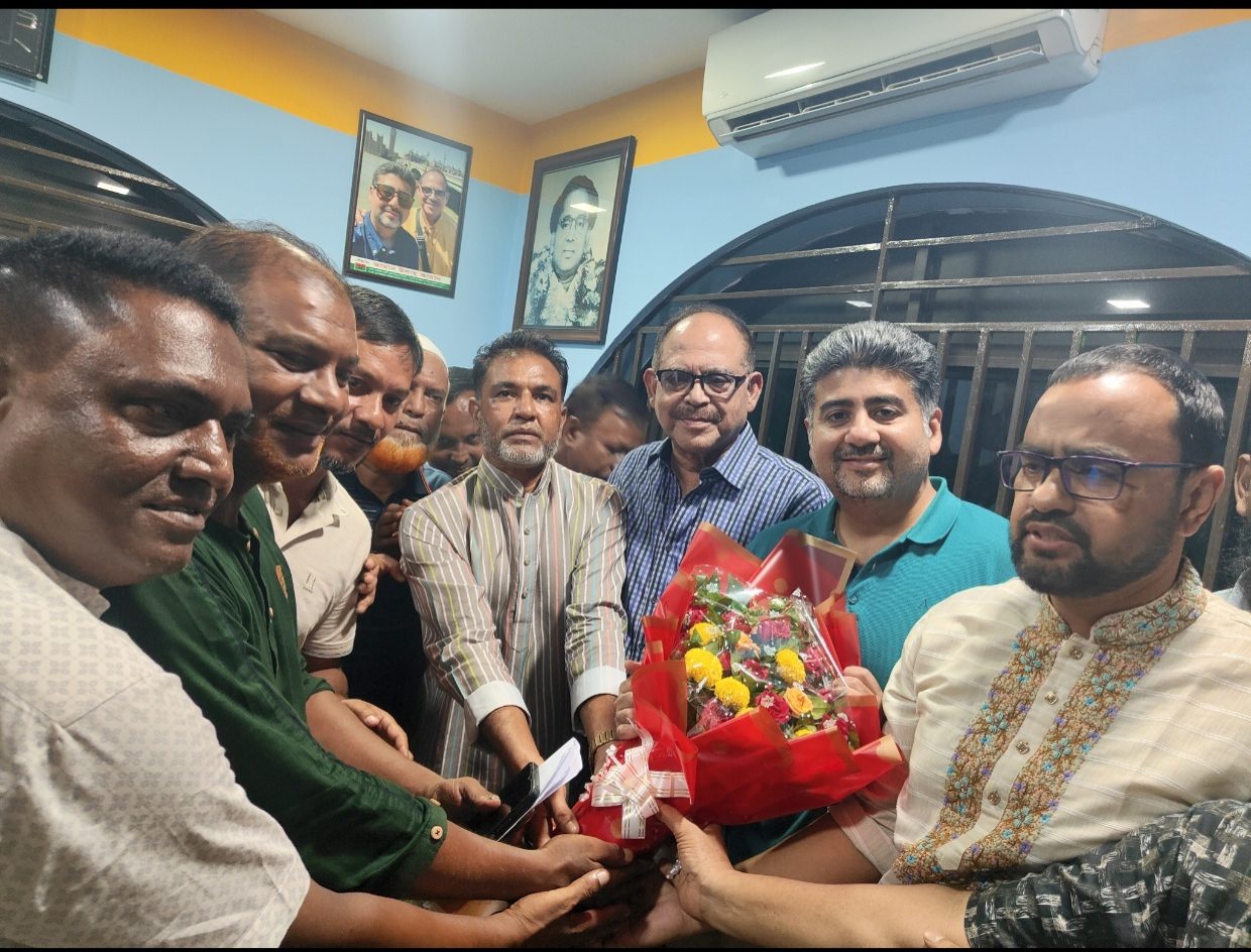 শেরপুর টাউন কলোনী এ জে উচ্চবিদ্যালয়ের সভাপতি আলম, এমপি সিরাজকে ফুলেল শুভেচ্ছা