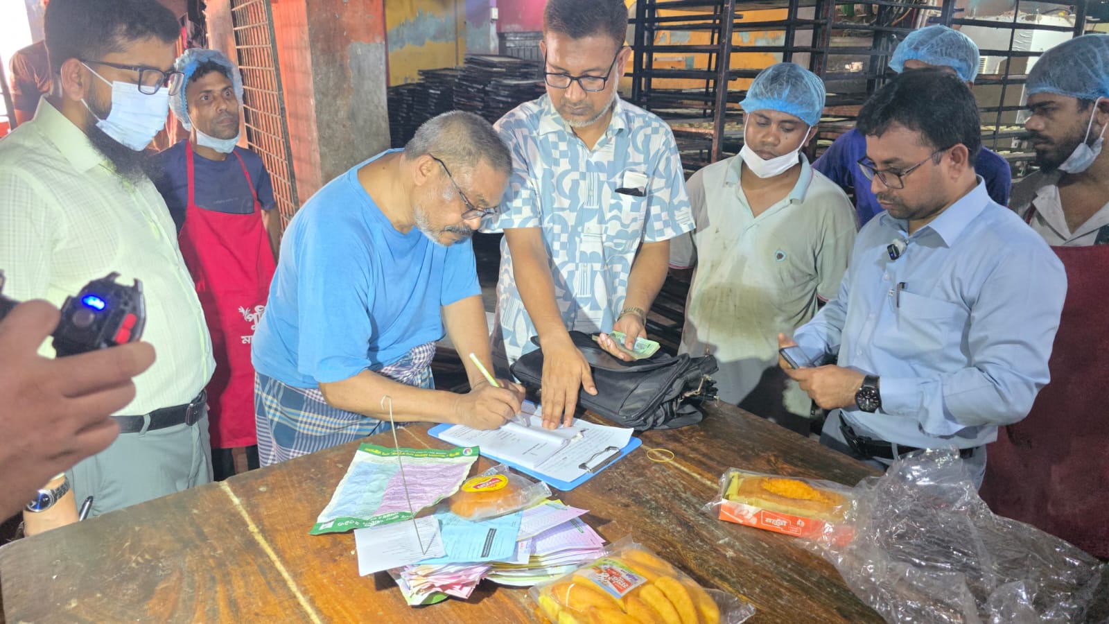 বগুড়ায় অস্বাস্থ্যকর পরিবেশে বেকারি পণ্য তৈরি, ২০ হাজার টাকা জরিমানা