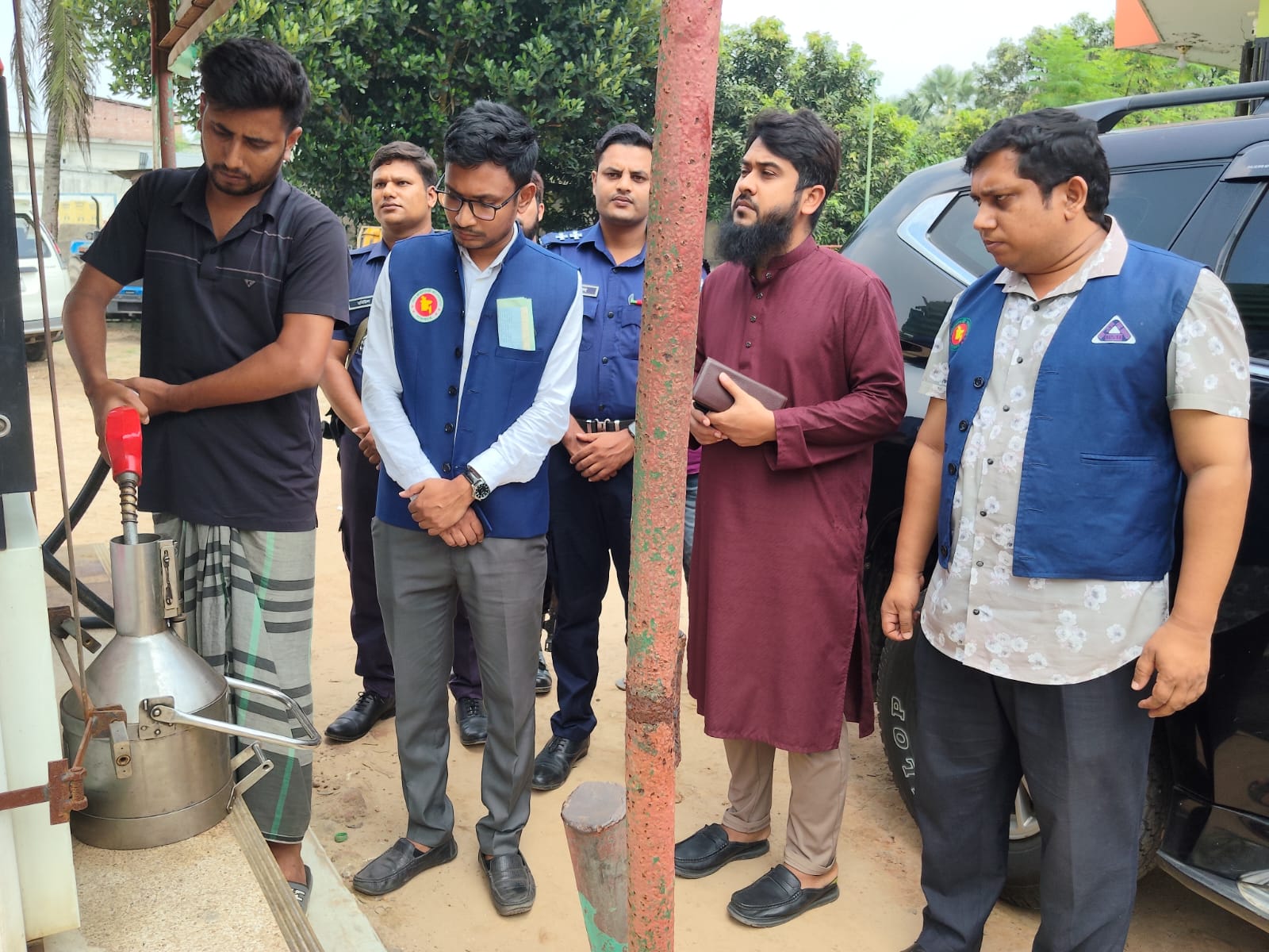 পোরশায় দুই ফিলিং স্টেশন ও এক বেকারি প্রতিষ্ঠানকে জরিমানা