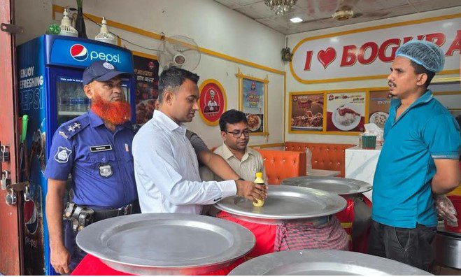 খাসির নামে ছাগী ও ভেড়ার মাংস: বগুড়ায় ২ বিরিয়ানির দোকানকে জরিমানা