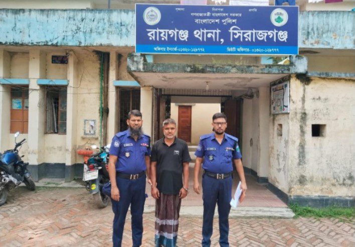 সিএনজি রাখলেই গুনতে হতো ১০ টাকা: রায়গঞ্জে চেইনম্যান গ্রেপ্তার