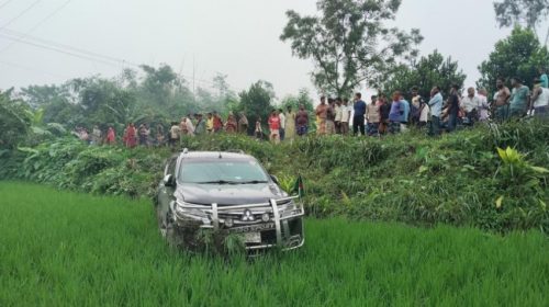 বগুড়ার শিবগঞ্জে ধানক্ষেতে প্রতিমন্ত্রীর গাড়ী, আহত তিন