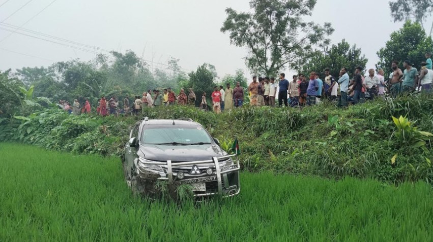 বগুড়ার শিবগঞ্জে ধানক্ষেতে প্রতিমন্ত্রীর গাড়ী, আহত তিন