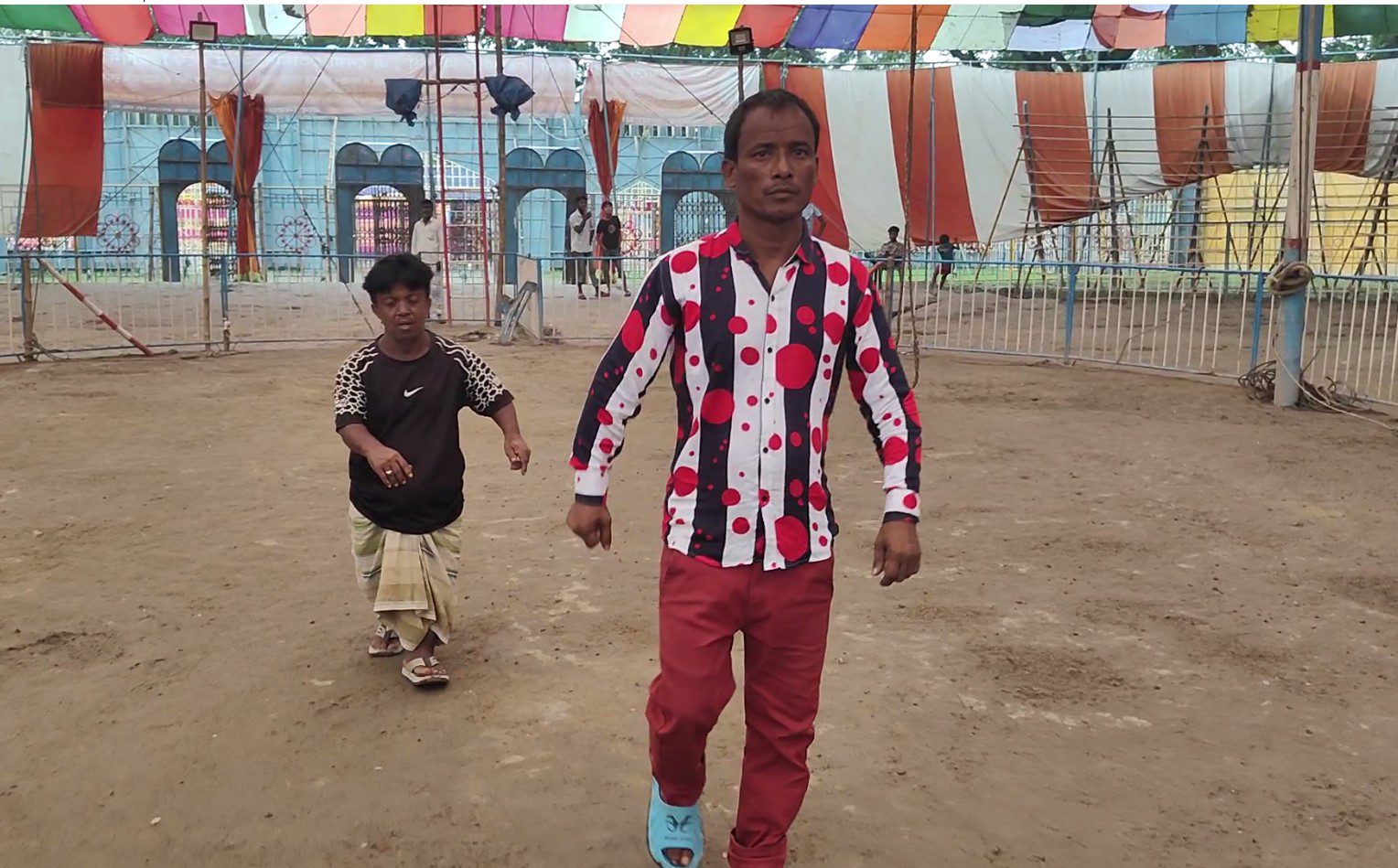 সার্কাসের আলোয় জোকারের হাসি, তাঁবু গুটোলেই অনিশ্চিত জীবন