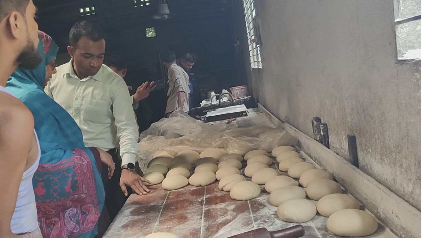 বগুড়ার শেরপুরে দুই বেকারিতে অভিযান, ৫০ হাজার টাকা জরিমানা