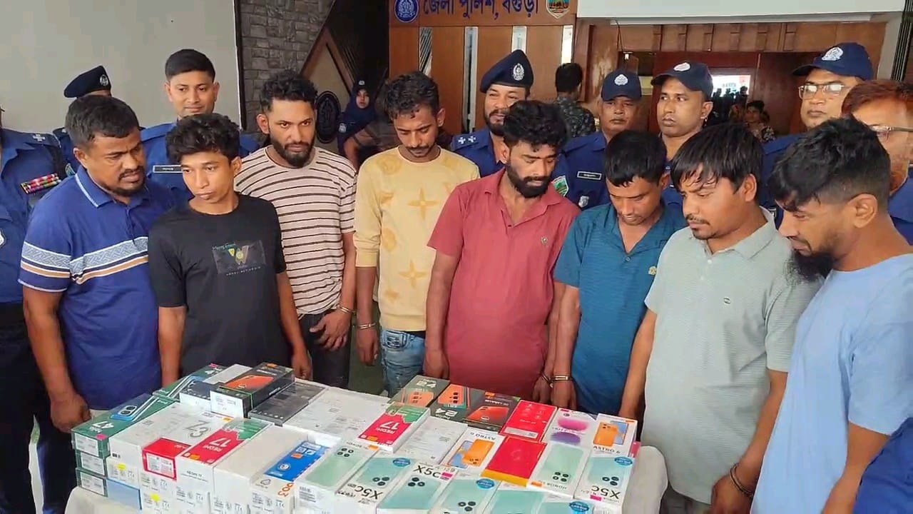 বগুড়ার ধুনটে দোকানের তালা কেটে ৯৪ মোবাইল চুরি, গ্রেপ্তার ৮