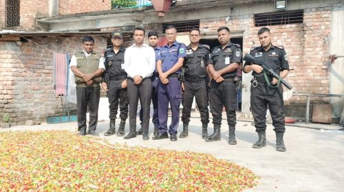 বগুড়ায় আফিফ চিপস কারখানাকে ৫০ হাজার টাকা জরিমানা বগুড়া সদর উপজেলার নিশিন্দারা উত্তরপাড়ায় অস্বাস্থ্যকর পরিবেশে চিপস তৈরি ও নিম্নমানের উপকরণ ব্যবহারের অভিযোগে ‘আফিফ চিপস’ কারখানাকে ৫০ হাজার টাকা জরিমানা করেছে জাতীয় ভোক্তা অধিকার সংরক্ষণ অধিদপ্তর। আজ রোববার দুপুর ১২টা থেকে বেলা ৩টা পর্যন্ত অভিযান চালিয়ে এ জরিমানা করা হয়। জাতীয় ভোক্তা অধিকার সংরক্ষণ অধিদপ্তর বগুড়া কার্যালয়ের সহকারী পরিচালক মোহাম্মদ মেহেদী হাসানের নেতৃত্বে এ অভিযান পরিচালিত হয়। অভিযানসংশ্লিষ্ট ব্যক্তিরা জানান, কারখানাটিতে অস্বাস্থ্যকর ও নোংরা পরিবেশে চিপস তৈরি করা হচ্ছিল। এ ছাড়া নষ্ট ও মেয়াদোত্তীর্ণ চিপস বিক্রির জন্য সংরক্ষণ, চিপস তৈরিতে ইন্ডাস্ট্রিয়াল লবণ ও মাত্রাতিরিক্ত অ্যামোনিয়াম বাই-কার্বোনেট ব্যবহার এবং মান যাচাই ছাড়াই নিম্নমানের রং ব্যবহারের প্রমাণ পাওয়া যায়। খাদ্যকর্মীদের যথাযথ স্বাস্থ্যবিধি না মানার বিষয়টিও অভিযানে প্রতীয়মান হয়। এসব অপরাধে প্রতিষ্ঠানটির কর্তৃপক্ষ দোষ স্বীকার করলে ভোক্তা অধিকার সংরক্ষণ আইন, ২০০৯ অনুযায়ী ৫০ হাজার টাকা জরিমানা করা হয়। পরে জরিমানার টাকা তাৎক্ষণিকভাবে আদায় করা হয়। অভিযানে আনুমানিক তিন মণ ইন্ডাস্ট্রিয়াল লবণ ধ্বংস করা হয়। পাশাপাশি ২৩ কেজি নিম্নমানের রং জব্দ করে উপযুক্ত প্রমাণক দাখিলের নির্দেশ দেওয়া হয়। অভিযানে বগুড়া সদর উপজেলা নিরাপদ খাদ্য পরিদর্শক মো. সাখাওয়াত হোসেনসহ সংশ্লিষ্ট কর্মকর্তা ও কর্মীরা উপস্থিত ছিলেন। অভিযানের সার্বিক নিরাপত্তায় র‍্যাব-১২ ও জেলা পুলিশের সদস্যরা দায়িত্ব পালন করেন।