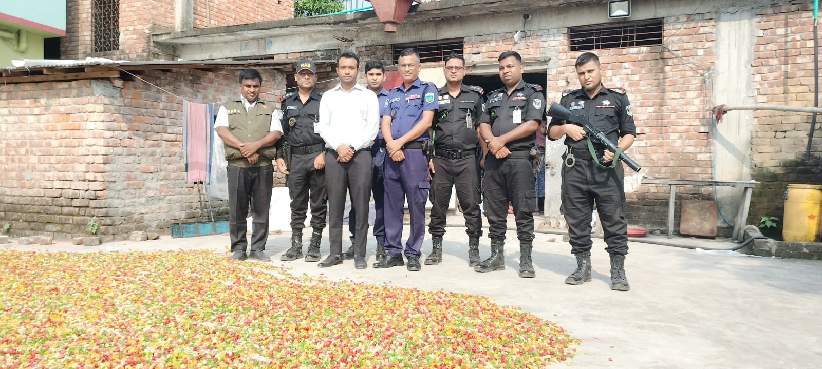 বগুড়ায় আফিফ চিপস কারখানাকে ৫০ হাজার টাকা জরিমানা বগুড়া সদর উপজেলার নিশিন্দারা উত্তরপাড়ায় অস্বাস্থ্যকর পরিবেশে চিপস তৈরি ও নিম্নমানের উপকরণ ব্যবহারের অভিযোগে ‘আফিফ চিপস’ কারখানাকে ৫০ হাজার টাকা জরিমানা করেছে জাতীয় ভোক্তা অধিকার সংরক্ষণ অধিদপ্তর। আজ রোববার দুপুর ১২টা থেকে বেলা ৩টা পর্যন্ত অভিযান চালিয়ে এ জরিমানা করা হয়। জাতীয় ভোক্তা অধিকার সংরক্ষণ অধিদপ্তর বগুড়া কার্যালয়ের সহকারী পরিচালক মোহাম্মদ মেহেদী হাসানের নেতৃত্বে এ অভিযান পরিচালিত হয়। অভিযানসংশ্লিষ্ট ব্যক্তিরা জানান, কারখানাটিতে অস্বাস্থ্যকর ও নোংরা পরিবেশে চিপস তৈরি করা হচ্ছিল। এ ছাড়া নষ্ট ও মেয়াদোত্তীর্ণ চিপস বিক্রির জন্য সংরক্ষণ, চিপস তৈরিতে ইন্ডাস্ট্রিয়াল লবণ ও মাত্রাতিরিক্ত অ্যামোনিয়াম বাই-কার্বোনেট ব্যবহার এবং মান যাচাই ছাড়াই নিম্নমানের রং ব্যবহারের প্রমাণ পাওয়া যায়। খাদ্যকর্মীদের যথাযথ স্বাস্থ্যবিধি না মানার বিষয়টিও অভিযানে প্রতীয়মান হয়। এসব অপরাধে প্রতিষ্ঠানটির কর্তৃপক্ষ দোষ স্বীকার করলে ভোক্তা অধিকার সংরক্ষণ আইন, ২০০৯ অনুযায়ী ৫০ হাজার টাকা জরিমানা করা হয়। পরে জরিমানার টাকা তাৎক্ষণিকভাবে আদায় করা হয়। অভিযানে আনুমানিক তিন মণ ইন্ডাস্ট্রিয়াল লবণ ধ্বংস করা হয়। পাশাপাশি ২৩ কেজি নিম্নমানের রং জব্দ করে উপযুক্ত প্রমাণক দাখিলের নির্দেশ দেওয়া হয়। অভিযানে বগুড়া সদর উপজেলা নিরাপদ খাদ্য পরিদর্শক মো. সাখাওয়াত হোসেনসহ সংশ্লিষ্ট কর্মকর্তা ও কর্মীরা উপস্থিত ছিলেন। অভিযানের সার্বিক নিরাপত্তায় র‍্যাব-১২ ও জেলা পুলিশের সদস্যরা দায়িত্ব পালন করেন।
