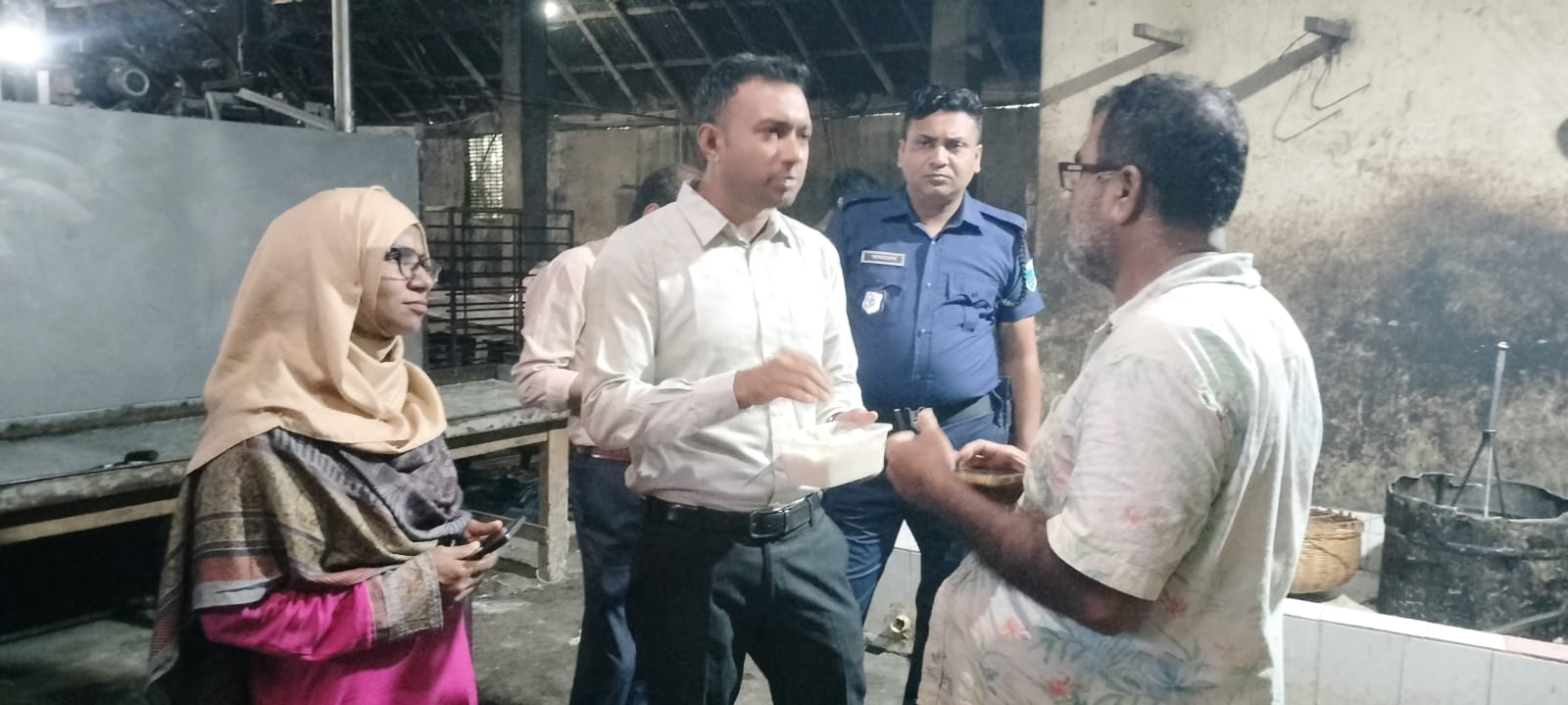 গাবতলীতে অস্বাস্থ্যকর পরিবেশে খাদ্য তৈরি, স্বর্ণা বেকারিকে ২০ হাজার টাকা জরিমানা