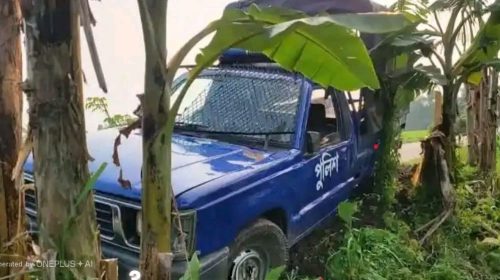 ঢাকা-বগুড়া মহাসড়কে টায়ার পাংচার, দুর্ঘটনায় পুলিশের পিকআপ