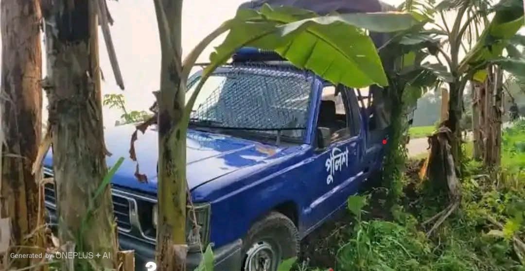 ঢাকা-বগুড়া মহাসড়কে টায়ার পাংচার, দুর্ঘটনায় পুলিশের পিকআপ