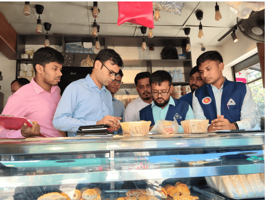 বগুড়ায় দুই লাইভ বেকারিতে বিএসটিআইয়ের অভিযান, ৩৫ হাজার টাকা জরিমানা