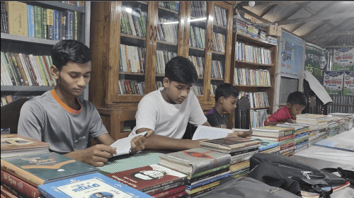 পাঠাগারমুখী তরুণেরা, মুঠোফোন ছেড়ে বইয়ে মগ্ন